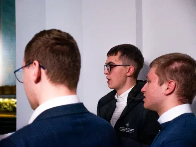 „Zaiste, godna jesteś, Matko, wszelkiej chwały, któraś między wszystkimi świętymi Najświętsze zrodziła Słowo. Od przyszłej kary wybaw nas, którzy pospołu do Ciebie wołamy: Alleluja”. Tymi słowami wychwalali Matkę Bożą zgromadzeni w rzeszowskiej katedrze w wigilię jednej z najważniejszych uroczystości w Kościele – uroczystości Niepokalanego Poczęcia Najświętszej Maryi Panny. W tym szczególnym dniu miało miejsce nabożeństwo Akatystu ku czci Bogurodzicy – jednego z najstarszych hymnów liturgicznych wychwalających Najświętszą Maryję Pannę.

Nabożeństwo zyskało szczególną rangę, gdyż wraz z wiernymi modlił się także Biskup Rzeszowski Jan Wątroba, co podkreślało doniosłość tego wydarzenia dla katedralnej wspólnoty.

Historia Akatystu sięga V wieku, a jego autorstwo przypisuje się świętemu Romanowi Pieśniarzowi. Według tradycji, święty otrzymał hymn w niezwykły sposób – miał się mu objawić we śnie Niebiański Wysłannik i wręczyć zwój z tekstem. Rankiem święty Roman wyśpiewał jego treść, a hymn ten przez wieki rozbrzmiewa ku czci Bogurodzicy. Według jednej z podań historycznych, Akatyst został po raz pierwszy wykonany 7 sierpnia 626 roku, gdy – za wstawiennictwem Maryi – miasto Konstantynopol zostało cudownie uratowane przed najazdem. Wtedy też mieszkańcy śpiewali hymn całą noc, stojąc na znak wdzięczności i czci.

Choć Akatyst wywodzi się z tradycji bizantyńskiej i jest ściśle związany z liturgią wschodnią, już w VIII wieku został przetłumaczony na łacinę, a później na wiele języków narodowych. W ten sposób trafił także do praktyki liturgicznej Kościoła Zachodniego. Współcześnie jest odmawiany i śpiewany w wielu kościołach w Polsce – zwłaszcza przy okazji uroczystości maryjnych, takich jak 8 grudnia (Niepokalane Poczęcie NMP) czy 25 marca (Zwiastowanie NMP).

Akatyst składa się z 24 zwrotek, które ułożone są według kolejnych liter alfabetu. Każda strofa wprowadza głęboką refleksję nad tajemnicą Wcielenia Słowa i rolą Maryi w planie zbawienia. Niezwykłym elementem tej modlitwy jest fakt, że każda dłuższa strofa rozpoczyna się uroczystym „Witaj”, a kończy wezwaniem „Witaj Oblubienico Dziewicza”. Ze względu na greckie znaczenie słowa akathistos („nie siedzący”), hymn wykonuje się na stojąco.

W przeddzień uroczystości Niepokalanego Poczęcia NMP wierni licznie zgromadzili się w rzeszowskiej katedrze, by wspólnie uwielbiać Tę, która została zachowana od zmazy pierworodnej. Wprowadzenia w modlitwę Akatystu dokonał ks. Julian Wybraniec, przypominając historię tego starożytnego nabożeństwa i objaśniając jego strukturę. Po uroczystej procesji wejścia, przy figurze Matki Bożej Fatimskiej, rozpoczęto modlitwę wezwaniem „O Waleczna Hetmanko”. Nabożeństwu przewodniczył ks. Karol Migut, wikariusz katedralny, a trzygłosowy śpiew poprowadziła Katedralna Schola Liturgiczna pod dyrekcją ks. Juliana Wybrańca.

Wyjątkowy klimat tej modlitwy podkreślały elementy pełne symboliki – figura Matki Bożej wielokrotnie okadzana, światła w świątyni niemal całkowicie zgaszone, a jedynym światłem stały się zapalone świece trzymane w dłoniach wiernych. Nabożeństwo zakończyło się uroczystym błogosławieństwem i rozesłaniem.

Bogactwo duchowe i teologiczne Akatystu pozwoliło uczestnikom nie tylko przygotować się do uroczystości Niepokalanego Poczęcia, ale także pogłębić refleksję nad rolą Maryi w Boskim planie zbawienia. Wyszeptane i uniesione modlitwy pomogły wiernym dostrzec, że Maryja jest Przewodniczką na drodze przygotowania do przyjścia Zbawiciela – zarówno w nadchodzącego Bożego Narodzenia, jak i w oczekiwanym powtórnym przyjściu Chrystusa na ziemię.

Niech ta modlitwa, odwieczna w swojej treści i dziś odżywająca przez wspólne uczestnictwo, pogłębi w nas wiarę, nadzieję i miłość – zwłaszcza w czasie Adwentu.

Angelika Karnasiewicz, fot. Antoni Ważny