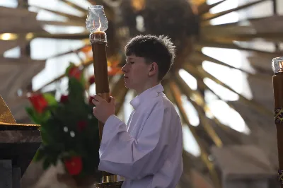 „Eucharystia powinna nas prowadzić do odkrycia kapłańskiej misji Ludu Bożego, kapłańskiej misji każdego z nas” – powiedział Biskup Rzeszowski podczas Mszy Wieczerzy Pańskiej, której przewodniczył w katedrze rzeszowskiej w Wielki Czwartek, 2 kwietnia 2026 r.

Podczas uroczystej liturgii Wielkiego Czwartku w katedrze rzeszowskiej, której przewodniczył bp Jan Wątroba, wierni zostali zaproszeni do refleksji nad tajemnicą Eucharystii, kapłaństwa oraz powołania całego Ludu Bożego do udziału w misji Chrystusa. Na zakończenie homilii biskup zachęcił do szczególnej modlitwy za kapłanów, zwłaszcza tych przeżywających trudności i kryzysy. „Panie Jezu, dobry pasterzu i towarzyszu wędrówki, dziś powierzamy Ci wszystkich kapłanów, ale zwłaszcza tych, którzy przechodzą chwilę kryzysu” – powiedział Biskup Rzeszowski. Wezwał także wspólnotę wiernych do troski o kapłanów poprzez modlitwę, życzliwość i wsparcie.

Wielkoczwartkowa liturgia w katedrze rzeszowskiej stała się nie tylko dziękczynieniem za dar Eucharystii i kapłaństwa, ale także wezwaniem do odnowienia świadomości odpowiedzialności każdego wiernego za życie Kościoła i świadectwo wiary w świecie. fot. ks. Jakub Oczkowicz