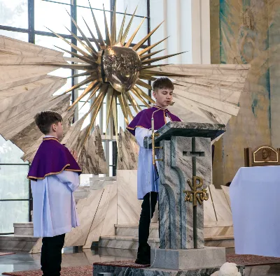 W V Niedzielę Wielkiego Postu, podczas Mszy Świętej o godz. 12:00, ks. Krzysztof Gołąbek – proboszcz naszej Katedry, przyjął do grona Liturgicznej Służby Ołtarza siedmiu nowych ministrantów.  Po odpowiednim przygotowaniu, pod czujnym okiem ks. Pawła Wójcika oraz animatorów Adama i Miłosza, chłopcy otrzymali stopień ministranta choralisty – po raz pierwszy założyli kołnierzyki i otrzymali legitymacje ministranckie. To wyjątkowy moment i ogromna radość dla naszej wspólnoty! Podczas Mszy Świętej zaśpiewała Dziewczęca Schola Katedralna. Serdecznie gratulujemy chłopcom odwagi oraz życzymy wytrwałości w tej pięknej służbie przy Ołtarzu Pana Jezusa. Jeśli chcesz dołączyć do grona ministrantów – serdecznie zapraszamy! Zainteresowanych prosimy o kontakt z ks. Pawłem Wójcikiem.
fot. Antoni Ważny