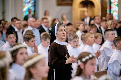 Maj to dla wielu najpiękniejszy miesiąc w roku. W liturgii Kościoła szczególnie wtedy czcimy Maryję oraz radujemy się ze Zmartwychwstania Pańskiego.
W niedzielę 12 maja w naszej Katedrze dzieci z klas III doświadczyły równie wielkiej radości po raz pierwszy w pełni uczestnicząc we Mszy Świętej. To niezwykłe spotkanie z Chrystusem w Komunii Świętej zostało poprzedzone przygotowaniem poprzez katechezy w szkole i spotkania w parafii, a także spowiedzią.
Poprzez niedzielną Eucharystie o godz. 12.00 celebrowaną przez ks. Krzysztofa Gołąbka, proboszcza naszej Katedry, 78 dzieci rozpoczęło wielką przygodę z Jezusem ukrytym w Najświętszym Sakramencie. Towarzyszyli im rodzice, którzy wraz ze swoimi dziećmi przygotowywali się do tego wydarzenia, a także najbliższa rodzina. Posługę w liturgii Mszy Świętej pełniły dzieci pierwszokomunijne oraz ich rodzice.
Wielka radość serc dzieci komunijnych promieniowała na wszystkich uczestników Mszy Świętej i przypominała zebranym na liturgii, że spotkanie z Jezusem Eucharystycznym to przywilej i wielkie szczęście. Czas tej wielkiej radości został przedłużony przez „Biały Tydzień”, w którym dzieci uczestniczyły w wieczornej Eucharystii, przyjmując Jezusa do swoich serc. 
Wszystkim dzieciom, które w tym roku przeżywały swoją Pierwszą Komunię Świętą, życzymy, aby nie gasł w nich zapał do poznawania Jezusa i Jego nauki, a radość, jaka towarzyszyła tym dniom, była nieodłączną towarzyszką ich spotkań z Jezusem w Eucharystii. A s. Julicie i ks. Julianowi dziękujemy za serce włożone w przygotowanie dzieci do tego wielkiego wydarzenia.
 
fot. Fotografia-64 Wacław Patro