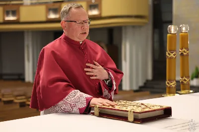 We wtorek 24 marca, w Katedrze Rzeszowskiej o godz. 19.00 podczas I Nieszporów Uroczystości Zwiastowania Pańskiego odbył się obrzęd wprowadzenia nowych kanoników Kapituły Katedralnej w Rzeszowie. Liturgii Nieszporów przewodniczył ks. Krzysztof Gołąbek, proboszcz Katedry i prepozyt Kapituły Katedralnej. Do grona kanoników katedralnych dołączyli: ks. dr Stanisław Kamiński, Wikariusz Biskupi ds. Życia Konsekrowanego oraz proboszcz parafii św. Józefa w Głogowie Małopolskim, ks. Jacek Szczęch, proboszcz parafii Matki Bożej Nieustającej Pomocy i św. Floriana w Rzeszowie oraz wykładowca w Instytucie Wyższych Studiów Teologicznych w Rzeszowie, ks. dr Lucjan Dyka, proboszcz parafii pw. św. Józefa Sebastiana Pelczara w Rzeszowie oraz wykładowca w Diecezjalnym Studium Organistowskim w Rzeszowie, ks. dr Piotr Potyrała, Dyrektor Caritas Diecezji Rzeszowskiej. fot. ks. Jakub Oczkowicz