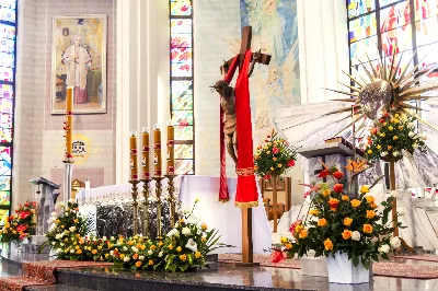 W Niedzielę Wielkanocną Mszy Świętej z procesją rezurekcyjną przewodniczył bp Edward Białogłowski.
fot. Joanna Prasoł