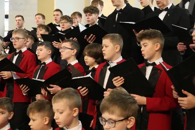 W drugi dzień oktawy Narodzenia Pańskiego o godz. 12.00 w Rzeszowskiej Katedrze została odprawiona uroczysta Eucharystia ku czci św. Szczepana, pierwszego męczennika oraz odbyło się spotkanie opłatkowe Katedralnego Chóru Chłopięco-Męskiego „Pueri Cantores Resovienses”. Eucharystii przewodniczył bp Edward Białogłowski – biskupa pomocniczy senior, a w koncelebrze uczestniczyli ks. Krzysztof Gołąbek – prepozyt kapituły katedralnej i proboszcz Katedry oraz ks. Paweł Matuszewski – notariusz rzeszowskiej Kurii. Kolędy podczas liturgii wykonał Katedralny Chór Chłopięco-Męski „Pueri Cantores Resovienses” pod dyrekcją pani Aleksandry Fiołek-Matuszewskiej. Po Eucharystii, w sali papieskiej odbyło się spotkanie opłatkowe katedralnego chóru. Życzenia błogosławieństwa Bożego od Nowonarodzonego Chrystusa złożył bp Edward Białogłowski. W tradycyjnym przełamaniu opłatkiem, oprócz koncelebrujących Mszę Świętą księży, uczestniczyli: pani Aleksandra Fiołek-Matuszewska – dyrygent chóru, pan Ryszard Bieniek – prezes chóru, ks. Julian Wybraniec, duszpasterz chóru z ramienia Biskupa Rzeszowskiego Jana Wątroby, członkowie zarządu chóru oraz rodzice chórzystów. Fot. Patrycja Pelczar Reszko