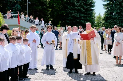 Maj to dla wielu najpiękniejszy miesiąc w roku. W liturgii Kościoła szczególnie wtedy czcimy Maryję oraz radujemy się ze Zmartwychwstania Pańskiego.
W niedzielę 12 maja w naszej Katedrze dzieci z klas III doświadczyły równie wielkiej radości po raz pierwszy w pełni uczestnicząc we Mszy Świętej. To niezwykłe spotkanie z Chrystusem w Komunii Świętej zostało poprzedzone przygotowaniem poprzez katechezy w szkole i spotkania w parafii, a także spowiedzią.
Poprzez niedzielną Eucharystie o godz. 12.00 celebrowaną przez ks. Krzysztofa Gołąbka, proboszcza naszej Katedry, 78 dzieci rozpoczęło wielką przygodę z Jezusem ukrytym w Najświętszym Sakramencie. Towarzyszyli im rodzice, którzy wraz ze swoimi dziećmi przygotowywali się do tego wydarzenia, a także najbliższa rodzina. Posługę w liturgii Mszy Świętej pełniły dzieci pierwszokomunijne oraz ich rodzice.
Wielka radość serc dzieci komunijnych promieniowała na wszystkich uczestników Mszy Świętej i przypominała zebranym na liturgii, że spotkanie z Jezusem Eucharystycznym to przywilej i wielkie szczęście. Czas tej wielkiej radości został przedłużony przez „Biały Tydzień”, w którym dzieci uczestniczyły w wieczornej Eucharystii, przyjmując Jezusa do swoich serc. 
Wszystkim dzieciom, które w tym roku przeżywały swoją Pierwszą Komunię Świętą, życzymy, aby nie gasł w nich zapał do poznawania Jezusa i Jego nauki, a radość, jaka towarzyszyła tym dniom, była nieodłączną towarzyszką ich spotkań z Jezusem w Eucharystii. A s. Julicie i ks. Julianowi dziękujemy za serce włożone w przygotowanie dzieci do tego wielkiego wydarzenia.
 
fot. Fotografia-64 Wacław Patro