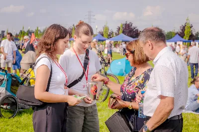 Od 3 do 9 czerwca 2024 r. w obchodzony był Tydzień Modlitw o Świętość Małżeństw i Rodzin, który przebiegał pod hasłem „Rodzinami do Maryi”. Zwieńczeniem tego tygodnia był Dzień Świętości Małżeństw i Rodzin zorganizowany przez Duszpasterstwo Rodzin Diecezji Rzeszowskiej. Z tej racji w katedrze rzeszowskiej odprawiono Mszę św., której przewodniczył bp Edward Białogłowski. W koncelebrze wzięło udział 10 kapłanów. Eucharystia zgromadziła małżeństwa i rodziny, pośród których szczególną grupę stanowiło 150 małżeństw, które w tym roku przeżywają 50. rocznicę zawarcia sakramentu małżeństwa. Po zakończeniu liturgii 150 małżeństw, które przeżywają w tym roku 50. rocznicę zawarcia sakramentu małżeństwa otrzymało okolicznościowe pismo podpisane przez bp. Jana Wątrobę. Kolejnym punktem obchodów Dnia Świętości Małżeństw i Rodzin był Piknik Rodzinny zorganizowany w Parku Papieskim. fot. Tadeusz Poźniak