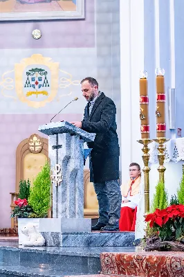 W niedzielę 11 stycznia 2026 r., na zakończenie rodzinnej Mszy Świętej o godz. 12.00, odbyło się uroczyste podsumowanie roku formacyjnego Liturgicznej Służby Ołtarza Katedry Rzeszowskiej.

Statuetkę Złotego Ministranta otrzymali Karol Kowalski oraz Dawid Pruchnicki.
Statuetkę Srebrnego Ministranta otrzymał Piotr Warzybok.
Statuetkę Brązowego Ministranta otrzymał Paweł Górka.

Wszystkim nagrodzonym serdecznie gratulujemy, a pozostałych ministrantów zachęcamy do dalszej, wytrwałej i gorliwej służby przy ołtarzu.

Serdecznie dziękujemy osobom i firmom wspierającym działalność Liturgicznej Służby Ołtarza:
– Państwu Jolancie i Sławomirowi Zawidlakom (Majstal – cięcie laserowe),
– Państwu Sylwii i Łukaszowi Kowalskim (drukowalscy.pl) za przygotowanie projektu i ufundowanie statuetek,
– Państwu Annie i Sławomirowi Wilkom (Matteo Travel – Biuro Podróży) za wsparcie finansowe, które umożliwia ministrantom nieodpłatne korzystanie z hali sportowej.

Wyrażamy wdzięczność wszystkim parafianom, którzy w uroczystość Objawienia Pańskiego zakupili „kadzidło”, wspierając w ten sposób Fundusz Ministrancki.

Dziękujemy przede wszystkim ks. Pawłowi Wójcikowi za codzienną troskę, opiekę i formację Liturgicznej Służby Ołtarza.

Zapraszamy wszystkich chłopców, którzy chcieliby dołączyć do grona Liturgicznej Służby Ołtarza. Służba przy ołtarzu to piękna droga pogłębiania wiary, nauki odpowiedzialności oraz współtworzenia piękna liturgii.

Fot. Joanna Prasoł