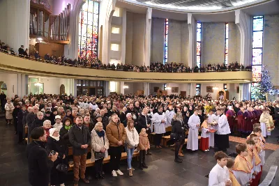 „Jesteśmy pielgrzymami do wiecznej ojczyzny. Pielgrzymka jest symbolem i ilustracją ludzkiego życia na ziemi i kondycji człowieka. Pielgrzym zaś to jedno z najpiękniejszych imion, jakie historia nadała człowiekowi” – mówił bp Jan Wątroba w katedrze rzeszowskiej podczas diecezjalnej inauguracji Roku Jubileuszowego 2025.
Uroczystości rozpoczęły się w kościele akademickim pw. św. Jadwigi Królowej w Rzeszowie. Tam odczytano fragment bulli „Spes non confundit”, a następnie procesja z Krzyżem jubileuszowym, ulicami miasta, dotarła do kościoła katedralnego.
Po dotarciu do katedry, przed głównym wejściem, wiernym obecnym na placu ukazano krzyż i odśpiewano hymn Roku Jubileuszowego 2025.
Kolejnym ważnym momentem liturgii było błogosławieństwo wody w chrzcielnicy, którą pokropiono wiernych uczestniczących we Mszy św.
Eucharystii przewodniczył bp Jan Wątroba, zaś w koncelebrze uczestniczyli bp Edward Białogłowski, bp Kazimierz Górny oraz ok. 50 kapłanów.
Homilię wygłosił bp Jan Wątroba. Po zakończeniu Mszy św. przedstawiciele 25 wspólnot parafialnych z rąk bp. Jana Wątroby odebrali świece jubileuszowe, a także dekrety ustanawiające kościoły jubileuszowe w diecezji rzeszowskiej. Podczas Mszy Swiętej śpiewał Katedralny Chór Chłopięco-Męski „Pueri Cantores Resovienses”.
Fot. ks. Jakub Oczkowicz

