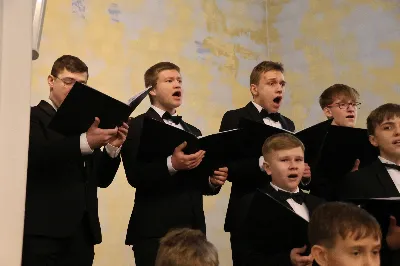 W drugi dzień oktawy Narodzenia Pańskiego o godz. 12.00 w Rzeszowskiej Katedrze została odprawiona uroczysta Eucharystia ku czci św. Szczepana, pierwszego męczennika oraz odbyło się spotkanie opłatkowe Katedralnego Chóru Chłopięco-Męskiego „Pueri Cantores Resovienses”. Eucharystii przewodniczył bp Edward Białogłowski – biskupa pomocniczy senior, a w koncelebrze uczestniczyli ks. Krzysztof Gołąbek – prepozyt kapituły katedralnej i proboszcz Katedry oraz ks. Paweł Matuszewski – notariusz rzeszowskiej Kurii. Kolędy podczas liturgii wykonał Katedralny Chór Chłopięco-Męski „Pueri Cantores Resovienses” pod dyrekcją pani Aleksandry Fiołek-Matuszewskiej. Po Eucharystii, w sali papieskiej odbyło się spotkanie opłatkowe katedralnego chóru. Życzenia błogosławieństwa Bożego od Nowonarodzonego Chrystusa złożył bp Edward Białogłowski. W tradycyjnym przełamaniu opłatkiem, oprócz koncelebrujących Mszę Świętą księży, uczestniczyli: pani Aleksandra Fiołek-Matuszewska – dyrygent chóru, pan Ryszard Bieniek – prezes chóru, ks. Julian Wybraniec, duszpasterz chóru z ramienia Biskupa Rzeszowskiego Jana Wątroby, członkowie zarządu chóru oraz rodzice chórzystów. Fot. Patrycja Pelczar Reszko