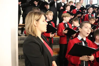 W niedzielę, 16 listopada, w Katedrze pw. Najświętszego Serca Pana Jezusa w Rzeszowie odbyła się uroczysta Msza Święta z okazji jubileuszu 40-lecia Katedralnego Chóru Chłopięco-Męskiego „Pueri Cantores Resovienses”. Eucharystii przewodniczył ks. Krzysztof Gołąbek, proboszcz Katedry.

Pod batutą Aleksandry Fiołek-Matuszewskiej oraz chórzysty Marcelego Kyca chór wykonał kilka utworów ze swojego repertuaru, wypełniając Katedrę pięknem muzyki sakralnej.

Wyjątkowym momentem było przyjęcie dziesięciu chłopców do grona chórzystów. W asyście prezesa chóru, Ryszarda Bieńka, młodzi śpiewacy złożyli uroczyste przyrzeczenie godnego reprezentowania chóru, Katedry Rzeszowskiej i miasta.

Radość przeżywały także dzieci przygotowujące się do I Komunii Świętej, które podczas Mszy Świętej otrzymały swoje pierwsze modlitewniki. W homilii ks. Julian Wybraniec, duszpasterz chóru z ramienia bpa Jana Wątroby, przypomniał o znaczeniu modlitewnika w życiu każdego chrześcijanina.

Przed nami kolejna uroczystość! Już 24 listopada o godz. 18.00 w Instytucie Teologiczno-Pastoralnym w Rzeszowie odbędzie się wyjątkowy koncert jubileuszowy. 

fot. Patrycja Pelczar Reszko