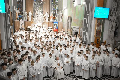 W sobotę, 15 listopada 2025 r., w Sanktuarium św. Józefa w Rzeszowie aż 205 ministrantów z całej diecezji otrzymało błogosławieństwo do pełnienia funkcji lektora. Wśród nich znalazło się dziesięciu przedstawicieli naszej parafii – 9 chłopców i 1 dorosły mężczyzna.

Podczas uroczystości Ks. Bp Kazimierz Górny przypomniał, jak odpowiedzialna jest rola tych, którzy proklamują Słowo Boże. Podkreślił, że liczy się nie tylko piękna dykcja i postawa liturgiczna, ale również godne, chrześcijańskie życie na co dzień.

Nowi lektorzy z naszej parafii to: Wojciech, Paweł, Piotr, Wojciech, Dawid, Damian, Dawid, Michał, Olaf, Aleksander.

Składamy serdeczne gratulacje nowym lektorom, ich rodzicom oraz ks. Pawłowi Wójcikowi – opiekunowi LSO! Niech zapał i gotowość do służby sprawią, że ich posługa Słowa będzie umacniać całą naszą wspólnotę.

fot. ks. Jakub Oczkowicz, Łukasz Lewandowski, Wiktor Woliński