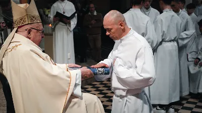 W sobotę, 15 listopada 2025 r., w Sanktuarium św. Józefa w Rzeszowie aż 205 ministrantów z całej diecezji otrzymało błogosławieństwo do pełnienia funkcji lektora. Wśród nich znalazło się dziesięciu przedstawicieli naszej parafii – 9 chłopców i 1 dorosły mężczyzna.

Podczas uroczystości Ks. Bp Kazimierz Górny przypomniał, jak odpowiedzialna jest rola tych, którzy proklamują Słowo Boże. Podkreślił, że liczy się nie tylko piękna dykcja i postawa liturgiczna, ale również godne, chrześcijańskie życie na co dzień.

Nowi lektorzy z naszej parafii to: Wojciech, Paweł, Piotr, Wojciech, Dawid, Damian, Dawid, Michał, Olaf, Aleksander.

Składamy serdeczne gratulacje nowym lektorom, ich rodzicom oraz ks. Pawłowi Wójcikowi – opiekunowi LSO! Niech zapał i gotowość do służby sprawią, że ich posługa Słowa będzie umacniać całą naszą wspólnotę.

fot. ks. Jakub Oczkowicz, Łukasz Lewandowski, Wiktor Woliński