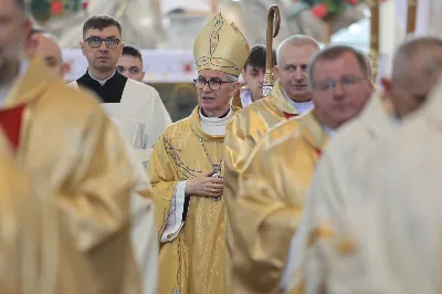 „Eucharystia powinna nas prowadzić do odkrycia kapłańskiej misji Ludu Bożego, kapłańskiej misji każdego z nas” – powiedział Biskup Rzeszowski podczas Mszy Wieczerzy Pańskiej, której przewodniczył w katedrze rzeszowskiej w Wielki Czwartek, 2 kwietnia 2026 r.

Podczas uroczystej liturgii Wielkiego Czwartku w katedrze rzeszowskiej, której przewodniczył bp Jan Wątroba, wierni zostali zaproszeni do refleksji nad tajemnicą Eucharystii, kapłaństwa oraz powołania całego Ludu Bożego do udziału w misji Chrystusa. Na zakończenie homilii biskup zachęcił do szczególnej modlitwy za kapłanów, zwłaszcza tych przeżywających trudności i kryzysy. „Panie Jezu, dobry pasterzu i towarzyszu wędrówki, dziś powierzamy Ci wszystkich kapłanów, ale zwłaszcza tych, którzy przechodzą chwilę kryzysu” – powiedział Biskup Rzeszowski. Wezwał także wspólnotę wiernych do troski o kapłanów poprzez modlitwę, życzliwość i wsparcie.

Wielkoczwartkowa liturgia w katedrze rzeszowskiej stała się nie tylko dziękczynieniem za dar Eucharystii i kapłaństwa, ale także wezwaniem do odnowienia świadomości odpowiedzialności każdego wiernego za życie Kościoła i świadectwo wiary w świecie. fot. ks. Jakub Oczkowicz