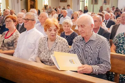 Od 3 do 9 czerwca 2024 r. w obchodzony był Tydzień Modlitw o Świętość Małżeństw i Rodzin, który przebiegał pod hasłem „Rodzinami do Maryi”. Zwieńczeniem tego tygodnia był Dzień Świętości Małżeństw i Rodzin zorganizowany przez Duszpasterstwo Rodzin Diecezji Rzeszowskiej. Z tej racji w katedrze rzeszowskiej odprawiono Mszę św., której przewodniczył bp Edward Białogłowski. W koncelebrze wzięło udział 10 kapłanów. Eucharystia zgromadziła małżeństwa i rodziny, pośród których szczególną grupę stanowiło 150 małżeństw, które w tym roku przeżywają 50. rocznicę zawarcia sakramentu małżeństwa. Po zakończeniu liturgii 150 małżeństw, które przeżywają w tym roku 50. rocznicę zawarcia sakramentu małżeństwa otrzymało okolicznościowe pismo podpisane przez bp. Jana Wątrobę. Kolejnym punktem obchodów Dnia Świętości Małżeństw i Rodzin był Piknik Rodzinny zorganizowany w Parku Papieskim. fot. Tadeusz Poźniak