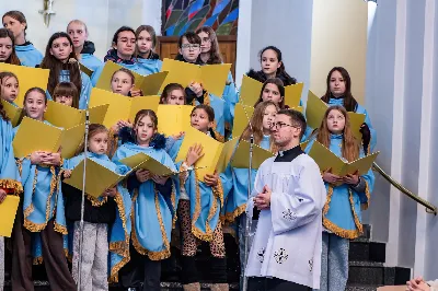 W niedzielę 11 stycznia 2026 r., na zakończenie rodzinnej Mszy Świętej o godz. 12.00, odbyło się uroczyste podsumowanie roku formacyjnego Liturgicznej Służby Ołtarza Katedry Rzeszowskiej.

Statuetkę Złotego Ministranta otrzymali Karol Kowalski oraz Dawid Pruchnicki.
Statuetkę Srebrnego Ministranta otrzymał Piotr Warzybok.
Statuetkę Brązowego Ministranta otrzymał Paweł Górka.

Wszystkim nagrodzonym serdecznie gratulujemy, a pozostałych ministrantów zachęcamy do dalszej, wytrwałej i gorliwej służby przy ołtarzu.

Serdecznie dziękujemy osobom i firmom wspierającym działalność Liturgicznej Służby Ołtarza:
– Państwu Jolancie i Sławomirowi Zawidlakom (Majstal – cięcie laserowe),
– Państwu Sylwii i Łukaszowi Kowalskim (drukowalscy.pl) za przygotowanie projektu i ufundowanie statuetek,
– Państwu Annie i Sławomirowi Wilkom (Matteo Travel – Biuro Podróży) za wsparcie finansowe, które umożliwia ministrantom nieodpłatne korzystanie z hali sportowej.

Wyrażamy wdzięczność wszystkim parafianom, którzy w uroczystość Objawienia Pańskiego zakupili „kadzidło”, wspierając w ten sposób Fundusz Ministrancki.

Dziękujemy przede wszystkim ks. Pawłowi Wójcikowi za codzienną troskę, opiekę i formację Liturgicznej Służby Ołtarza.

Zapraszamy wszystkich chłopców, którzy chcieliby dołączyć do grona Liturgicznej Służby Ołtarza. Służba przy ołtarzu to piękna droga pogłębiania wiary, nauki odpowiedzialności oraz współtworzenia piękna liturgii.

Fot. Joanna Prasoł