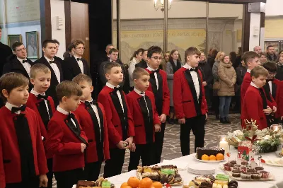 W drugi dzień oktawy Narodzenia Pańskiego o godz. 12.00 w Rzeszowskiej Katedrze została odprawiona uroczysta Eucharystia ku czci św. Szczepana, pierwszego męczennika oraz odbyło się spotkanie opłatkowe Katedralnego Chóru Chłopięco-Męskiego „Pueri Cantores Resovienses”. Eucharystii przewodniczył bp Edward Białogłowski – biskupa pomocniczy senior, a w koncelebrze uczestniczyli ks. Krzysztof Gołąbek – prepozyt kapituły katedralnej i proboszcz Katedry oraz ks. Paweł Matuszewski – notariusz rzeszowskiej Kurii. Kolędy podczas liturgii wykonał Katedralny Chór Chłopięco-Męski „Pueri Cantores Resovienses” pod dyrekcją pani Aleksandry Fiołek-Matuszewskiej. Po Eucharystii, w sali papieskiej odbyło się spotkanie opłatkowe katedralnego chóru. Życzenia błogosławieństwa Bożego od Nowonarodzonego Chrystusa złożył bp Edward Białogłowski. W tradycyjnym przełamaniu opłatkiem, oprócz koncelebrujących Mszę Świętą księży, uczestniczyli: pani Aleksandra Fiołek-Matuszewska – dyrygent chóru, pan Ryszard Bieniek – prezes chóru, ks. Julian Wybraniec, duszpasterz chóru z ramienia Biskupa Rzeszowskiego Jana Wątroby, członkowie zarządu chóru oraz rodzice chórzystów. Fot. Patrycja Pelczar Reszko