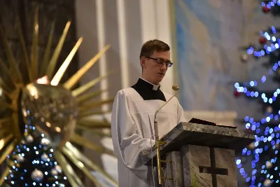 Uroczystej liturgii w uroczystość Objawienia Pańskiego w katedrze rzeszowskiej przewodniczył bp Jan Wątroba. W koncelebrze wziął udział bp Kazimierz Górny oraz kilkudziesięciu kapłanów. Szczególną intencją Eucharystii była modlitwa za bp. Kazimierza Górnego, obchodzącego 40. rocznicę sakry biskupiej oraz za bp. Edwarda Białogłowskiego, który święcenia biskupie przyjął 37 lat temu.
Na początku liturgii przedstawiciele parafii przekazali życzenia Biskupom Seniorom. Po odczytaniu Ewangelii, zgodnie z dawnym zwyczajem, wygłoszono Anuncjacę, czyli ogłoszenie dat Świąt Paschalnych i innych świąt ruchomych w bieżącym roku liturgicznym. Obrzęd ten ma na celu przypomnienie, że całe życie chrześcijanina i liturgia Kościoła, zmierzają ku najważniejszej tajemnicy, Paschy Chrystusa. Podczas liturgii, zgodnie ze świątecznym zwyczajem, pobłogosławiono kredę i kadzidło.
Na zakończenie Mszy św. bp Kazimierz Górny podziękował uczestnikom liturgii za wspólną modlitwę i przekazane życzenia. fot. ks. Jakub Oczkowicz