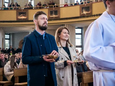 W V Niedzielę Wielkiego Postu, podczas Mszy Świętej o godz. 12:00, ks. Krzysztof Gołąbek – proboszcz naszej Katedry, przyjął do grona Liturgicznej Służby Ołtarza siedmiu nowych ministrantów.  Po odpowiednim przygotowaniu, pod czujnym okiem ks. Pawła Wójcika oraz animatorów Adama i Miłosza, chłopcy otrzymali stopień ministranta choralisty – po raz pierwszy założyli kołnierzyki i otrzymali legitymacje ministranckie. To wyjątkowy moment i ogromna radość dla naszej wspólnoty! Podczas Mszy Świętej zaśpiewała Dziewczęca Schola Katedralna. Serdecznie gratulujemy chłopcom odwagi oraz życzymy wytrwałości w tej pięknej służbie przy Ołtarzu Pana Jezusa. Jeśli chcesz dołączyć do grona ministrantów – serdecznie zapraszamy! Zainteresowanych prosimy o kontakt z ks. Pawłem Wójcikiem.
fot. Antoni Ważny