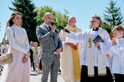 Maj to dla wielu najpiękniejszy miesiąc w roku. W liturgii Kościoła szczególnie wtedy czcimy Maryję oraz radujemy się ze Zmartwychwstania Pańskiego.
W niedzielę 12 maja w naszej Katedrze dzieci z klas III doświadczyły równie wielkiej radości po raz pierwszy w pełni uczestnicząc we Mszy Świętej. To niezwykłe spotkanie z Chrystusem w Komunii Świętej zostało poprzedzone przygotowaniem poprzez katechezy w szkole i spotkania w parafii, a także spowiedzią.
Poprzez niedzielną Eucharystie o godz. 12.00 celebrowaną przez ks. Krzysztofa Gołąbka, proboszcza naszej Katedry, 78 dzieci rozpoczęło wielką przygodę z Jezusem ukrytym w Najświętszym Sakramencie. Towarzyszyli im rodzice, którzy wraz ze swoimi dziećmi przygotowywali się do tego wydarzenia, a także najbliższa rodzina. Posługę w liturgii Mszy Świętej pełniły dzieci pierwszokomunijne oraz ich rodzice.
Wielka radość serc dzieci komunijnych promieniowała na wszystkich uczestników Mszy Świętej i przypominała zebranym na liturgii, że spotkanie z Jezusem Eucharystycznym to przywilej i wielkie szczęście. Czas tej wielkiej radości został przedłużony przez „Biały Tydzień”, w którym dzieci uczestniczyły w wieczornej Eucharystii, przyjmując Jezusa do swoich serc. 
Wszystkim dzieciom, które w tym roku przeżywały swoją Pierwszą Komunię Świętą, życzymy, aby nie gasł w nich zapał do poznawania Jezusa i Jego nauki, a radość, jaka towarzyszyła tym dniom, była nieodłączną towarzyszką ich spotkań z Jezusem w Eucharystii. A s. Julicie i ks. Julianowi dziękujemy za serce włożone w przygotowanie dzieci do tego wielkiego wydarzenia.
 
fot. Fotografia-64 Wacław Patro