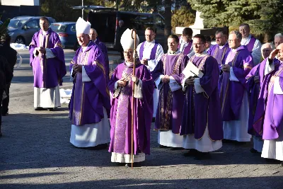 20 stycznia 2025 r. w naszej Katedrze odbyła się Msza św. „eksporta” śp. ks. Infułata dr Wiesława Szurka. 
Eucharystii przewodniczył bp Jan Wątroba, Ordynariusz Diecezji Rzeszowskiej. W koncelebrze uczestniczyli: abp Edward Nowak, bp Andrzej Jeż, ordynariusz Diecezji Tarnowskiej, bp Artur Ważny, ordynariusz Diecezji Sosnowieckiej oraz 147 kapłanów. 
Homilię wygłosił ks. dr hab. Jerzy Buczek, Dyrektor Domu Księży Seniorów w Rzeszowie. 

Fot. J. Oczkowicz 