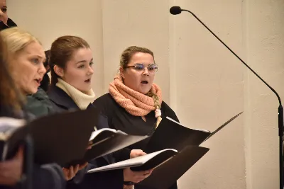 Uroczystej liturgii w uroczystość Objawienia Pańskiego w katedrze rzeszowskiej przewodniczył bp Jan Wątroba. W koncelebrze wziął udział bp Kazimierz Górny oraz kilkudziesięciu kapłanów. Szczególną intencją Eucharystii była modlitwa za bp. Kazimierza Górnego, obchodzącego 40. rocznicę sakry biskupiej oraz za bp. Edwarda Białogłowskiego, który święcenia biskupie przyjął 37 lat temu.
Na początku liturgii przedstawiciele parafii przekazali życzenia Biskupom Seniorom. Po odczytaniu Ewangelii, zgodnie z dawnym zwyczajem, wygłoszono Anuncjacę, czyli ogłoszenie dat Świąt Paschalnych i innych świąt ruchomych w bieżącym roku liturgicznym. Obrzęd ten ma na celu przypomnienie, że całe życie chrześcijanina i liturgia Kościoła, zmierzają ku najważniejszej tajemnicy, Paschy Chrystusa. Podczas liturgii, zgodnie ze świątecznym zwyczajem, pobłogosławiono kredę i kadzidło.
Na zakończenie Mszy św. bp Kazimierz Górny podziękował uczestnikom liturgii za wspólną modlitwę i przekazane życzenia. fot. ks. Jakub Oczkowicz