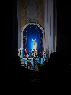 „Zaiste, godna jesteś, Matko, wszelkiej chwały, któraś między wszystkimi świętymi Najświętsze zrodziła Słowo. Od przyszłej kary wybaw nas, którzy pospołu do Ciebie wołamy: Alleluja”. Tymi słowami wychwalali Matkę Bożą zgromadzeni w rzeszowskiej katedrze w wigilię jednej z najważniejszych uroczystości w Kościele – uroczystości Niepokalanego Poczęcia Najświętszej Maryi Panny. W tym szczególnym dniu miało miejsce nabożeństwo Akatystu ku czci Bogurodzicy – jednego z najstarszych hymnów liturgicznych wychwalających Najświętszą Maryję Pannę.

Nabożeństwo zyskało szczególną rangę, gdyż wraz z wiernymi modlił się także Biskup Rzeszowski Jan Wątroba, co podkreślało doniosłość tego wydarzenia dla katedralnej wspólnoty.

Historia Akatystu sięga V wieku, a jego autorstwo przypisuje się świętemu Romanowi Pieśniarzowi. Według tradycji, święty otrzymał hymn w niezwykły sposób – miał się mu objawić we śnie Niebiański Wysłannik i wręczyć zwój z tekstem. Rankiem święty Roman wyśpiewał jego treść, a hymn ten przez wieki rozbrzmiewa ku czci Bogurodzicy. Według jednej z podań historycznych, Akatyst został po raz pierwszy wykonany 7 sierpnia 626 roku, gdy – za wstawiennictwem Maryi – miasto Konstantynopol zostało cudownie uratowane przed najazdem. Wtedy też mieszkańcy śpiewali hymn całą noc, stojąc na znak wdzięczności i czci.

Choć Akatyst wywodzi się z tradycji bizantyńskiej i jest ściśle związany z liturgią wschodnią, już w VIII wieku został przetłumaczony na łacinę, a później na wiele języków narodowych. W ten sposób trafił także do praktyki liturgicznej Kościoła Zachodniego. Współcześnie jest odmawiany i śpiewany w wielu kościołach w Polsce – zwłaszcza przy okazji uroczystości maryjnych, takich jak 8 grudnia (Niepokalane Poczęcie NMP) czy 25 marca (Zwiastowanie NMP).

Akatyst składa się z 24 zwrotek, które ułożone są według kolejnych liter alfabetu. Każda strofa wprowadza głęboką refleksję nad tajemnicą Wcielenia Słowa i rolą Maryi w planie zbawienia. Niezwykłym elementem tej modlitwy jest fakt, że każda dłuższa strofa rozpoczyna się uroczystym „Witaj”, a kończy wezwaniem „Witaj Oblubienico Dziewicza”. Ze względu na greckie znaczenie słowa akathistos („nie siedzący”), hymn wykonuje się na stojąco.

W przeddzień uroczystości Niepokalanego Poczęcia NMP wierni licznie zgromadzili się w rzeszowskiej katedrze, by wspólnie uwielbiać Tę, która została zachowana od zmazy pierworodnej. Wprowadzenia w modlitwę Akatystu dokonał ks. Julian Wybraniec, przypominając historię tego starożytnego nabożeństwa i objaśniając jego strukturę. Po uroczystej procesji wejścia, przy figurze Matki Bożej Fatimskiej, rozpoczęto modlitwę wezwaniem „O Waleczna Hetmanko”. Nabożeństwu przewodniczył ks. Karol Migut, wikariusz katedralny, a trzygłosowy śpiew poprowadziła Katedralna Schola Liturgiczna pod dyrekcją ks. Juliana Wybrańca.

Wyjątkowy klimat tej modlitwy podkreślały elementy pełne symboliki – figura Matki Bożej wielokrotnie okadzana, światła w świątyni niemal całkowicie zgaszone, a jedynym światłem stały się zapalone świece trzymane w dłoniach wiernych. Nabożeństwo zakończyło się uroczystym błogosławieństwem i rozesłaniem.

Bogactwo duchowe i teologiczne Akatystu pozwoliło uczestnikom nie tylko przygotować się do uroczystości Niepokalanego Poczęcia, ale także pogłębić refleksję nad rolą Maryi w Boskim planie zbawienia. Wyszeptane i uniesione modlitwy pomogły wiernym dostrzec, że Maryja jest Przewodniczką na drodze przygotowania do przyjścia Zbawiciela – zarówno w nadchodzącego Bożego Narodzenia, jak i w oczekiwanym powtórnym przyjściu Chrystusa na ziemię.

Niech ta modlitwa, odwieczna w swojej treści i dziś odżywająca przez wspólne uczestnictwo, pogłębi w nas wiarę, nadzieję i miłość – zwłaszcza w czasie Adwentu.

Angelika Karnasiewicz, fot. Antoni Ważny