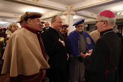 W liturgiczne wspomnienie św. Jana Apostoła (27 grudnia) w katedrze rzeszowskiej celebrowano Eucharystię, której przewodniczył bp Jan Wątroba. Mszę św. koncelebrował abp Edward Nowak, bp Edward Białogłowski, a także ok. 60 kapłanów, którzy wraz z przedstawicielami wspólnot, stowarzyszeń i instytucji modlili się w intencji Biskupa Rzeszowskiego z okazji jego imienin.
Homilię wygłosił ks. Janusz Kosior, proboszcz parafii pw. św. Jadwigi Królowej w Rzeszowie.
Na zakończenie Mszy św. bp Jan Wątroba podziękował za modlitwę i życzenia. 
fot. ks. Jakub Oczkowicz
