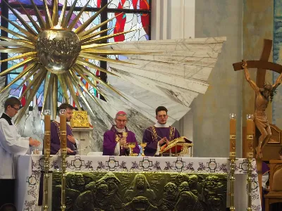 W I Niedzielę Adwentu, podczas uroczystej Mszy Świętej o godzinie 12:00 w rzeszowskiej katedrze, bp Jan Wątroba włączył czterech kleryków z roku V do grona kandydatów bezpośrednio przygotowujących się do sakramentu święceń. Wybrani zostali: Marek, Krzysztof, Przemysław i Kacper.
Gratulujemy i pamiętamy w modlitwie o przyszłych kapłanach! 
fot. WSD Rzeszów