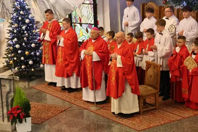 W drugi dzień oktawy Narodzenia Pańskiego o godz. 12.00 w Rzeszowskiej Katedrze została odprawiona uroczysta Eucharystia ku czci św. Szczepana, pierwszego męczennika oraz odbyło się spotkanie opłatkowe Katedralnego Chóru Chłopięco-Męskiego „Pueri Cantores Resovienses”. Eucharystii przewodniczył bp Edward Białogłowski – biskupa pomocniczy senior, a w koncelebrze uczestniczyli ks. Krzysztof Gołąbek – prepozyt kapituły katedralnej i proboszcz Katedry oraz ks. Paweł Matuszewski – notariusz rzeszowskiej Kurii. Kolędy podczas liturgii wykonał Katedralny Chór Chłopięco-Męski „Pueri Cantores Resovienses” pod dyrekcją pani Aleksandry Fiołek-Matuszewskiej. Po Eucharystii, w sali papieskiej odbyło się spotkanie opłatkowe katedralnego chóru. Życzenia błogosławieństwa Bożego od Nowonarodzonego Chrystusa złożył bp Edward Białogłowski. W tradycyjnym przełamaniu opłatkiem, oprócz koncelebrujących Mszę Świętą księży, uczestniczyli: pani Aleksandra Fiołek-Matuszewska – dyrygent chóru, pan Ryszard Bieniek – prezes chóru, ks. Julian Wybraniec, duszpasterz chóru z ramienia Biskupa Rzeszowskiego Jana Wątroby, członkowie zarządu chóru oraz rodzice chórzystów. Fot. Patrycja Pelczar Reszko