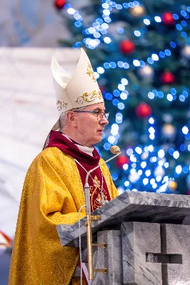 W wigilię uroczystości Bożego Narodzenia w rzeszowskiej katedrze została odprawiona tzw. Msza pasterzy, popularnie zwana „Pasterką”. Uroczystej Eucharystii na rozpoczęcie liturgicznego okresu Bożego Narodzenia przewodniczył bp Jan Wątroba, Pasterz Diecezji Rzeszowskiej. Po procesji wejścia, ks. Krzysztof Gołąbek, proboszcz parafii katedralnej, złożył figurkę Dzieciątka Jezus w symbolicznym żłóbku. Liturgia Słowa podkreślała radość z narodzenia oczekiwanego Mesjasza: „Dziś się narodził Chrystus Pan, Zbawiciel”. Homilię wygłosił bp Jan Wątroba. Na zakończenie uroczystej Eucharystii ks. Krzysztof Gołąbek złożył świąteczne życzenia wszystkim obecnym w katedrze oraz radiosłuchaczom Katolickiego Radia VIA. fot. Joanna Prasoł