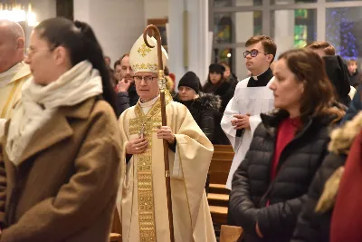 Uroczystej liturgii w uroczystość Objawienia Pańskiego w katedrze rzeszowskiej przewodniczył bp Jan Wątroba. W koncelebrze wziął udział bp Kazimierz Górny oraz kilkudziesięciu kapłanów. Szczególną intencją Eucharystii była modlitwa za bp. Kazimierza Górnego, obchodzącego 40. rocznicę sakry biskupiej oraz za bp. Edwarda Białogłowskiego, który święcenia biskupie przyjął 37 lat temu.
Na początku liturgii przedstawiciele parafii przekazali życzenia Biskupom Seniorom. Po odczytaniu Ewangelii, zgodnie z dawnym zwyczajem, wygłoszono Anuncjacę, czyli ogłoszenie dat Świąt Paschalnych i innych świąt ruchomych w bieżącym roku liturgicznym. Obrzęd ten ma na celu przypomnienie, że całe życie chrześcijanina i liturgia Kościoła, zmierzają ku najważniejszej tajemnicy, Paschy Chrystusa. Podczas liturgii, zgodnie ze świątecznym zwyczajem, pobłogosławiono kredę i kadzidło.
Na zakończenie Mszy św. bp Kazimierz Górny podziękował uczestnikom liturgii za wspólną modlitwę i przekazane życzenia. fot. ks. Jakub Oczkowicz