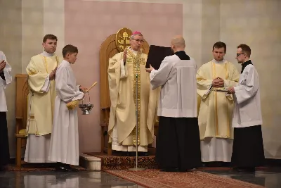 Uroczystej liturgii w uroczystość Objawienia Pańskiego w katedrze rzeszowskiej przewodniczył bp Jan Wątroba. W koncelebrze wziął udział bp Kazimierz Górny oraz kilkudziesięciu kapłanów. Szczególną intencją Eucharystii była modlitwa za bp. Kazimierza Górnego, obchodzącego 40. rocznicę sakry biskupiej oraz za bp. Edwarda Białogłowskiego, który święcenia biskupie przyjął 37 lat temu.
Na początku liturgii przedstawiciele parafii przekazali życzenia Biskupom Seniorom. Po odczytaniu Ewangelii, zgodnie z dawnym zwyczajem, wygłoszono Anuncjacę, czyli ogłoszenie dat Świąt Paschalnych i innych świąt ruchomych w bieżącym roku liturgicznym. Obrzęd ten ma na celu przypomnienie, że całe życie chrześcijanina i liturgia Kościoła, zmierzają ku najważniejszej tajemnicy, Paschy Chrystusa. Podczas liturgii, zgodnie ze świątecznym zwyczajem, pobłogosławiono kredę i kadzidło.
Na zakończenie Mszy św. bp Kazimierz Górny podziękował uczestnikom liturgii za wspólną modlitwę i przekazane życzenia. fot. ks. Jakub Oczkowicz