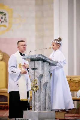 Maj to dla wielu najpiękniejszy miesiąc w roku. W liturgii Kościoła szczególnie wtedy czcimy Maryję oraz radujemy się ze Zmartwychwstania Pańskiego.
W niedzielę 12 maja w naszej Katedrze dzieci z klas III doświadczyły równie wielkiej radości po raz pierwszy w pełni uczestnicząc we Mszy Świętej. To niezwykłe spotkanie z Chrystusem w Komunii Świętej zostało poprzedzone przygotowaniem poprzez katechezy w szkole i spotkania w parafii, a także spowiedzią.
Poprzez niedzielną Eucharystie o godz. 12.00 celebrowaną przez ks. Krzysztofa Gołąbka, proboszcza naszej Katedry, 78 dzieci rozpoczęło wielką przygodę z Jezusem ukrytym w Najświętszym Sakramencie. Towarzyszyli im rodzice, którzy wraz ze swoimi dziećmi przygotowywali się do tego wydarzenia, a także najbliższa rodzina. Posługę w liturgii Mszy Świętej pełniły dzieci pierwszokomunijne oraz ich rodzice.
Wielka radość serc dzieci komunijnych promieniowała na wszystkich uczestników Mszy Świętej i przypominała zebranym na liturgii, że spotkanie z Jezusem Eucharystycznym to przywilej i wielkie szczęście. Czas tej wielkiej radości został przedłużony przez „Biały Tydzień”, w którym dzieci uczestniczyły w wieczornej Eucharystii, przyjmując Jezusa do swoich serc. 
Wszystkim dzieciom, które w tym roku przeżywały swoją Pierwszą Komunię Świętą, życzymy, aby nie gasł w nich zapał do poznawania Jezusa i Jego nauki, a radość, jaka towarzyszyła tym dniom, była nieodłączną towarzyszką ich spotkań z Jezusem w Eucharystii. A s. Julicie i ks. Julianowi dziękujemy za serce włożone w przygotowanie dzieci do tego wielkiego wydarzenia.
 
fot. Fotografia-64 Wacław Patro