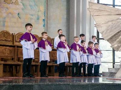 W V Niedzielę Wielkiego Postu, podczas Mszy Świętej o godz. 12:00, ks. Krzysztof Gołąbek – proboszcz naszej Katedry, przyjął do grona Liturgicznej Służby Ołtarza siedmiu nowych ministrantów.  Po odpowiednim przygotowaniu, pod czujnym okiem ks. Pawła Wójcika oraz animatorów Adama i Miłosza, chłopcy otrzymali stopień ministranta choralisty – po raz pierwszy założyli kołnierzyki i otrzymali legitymacje ministranckie. To wyjątkowy moment i ogromna radość dla naszej wspólnoty! Podczas Mszy Świętej zaśpiewała Dziewczęca Schola Katedralna. Serdecznie gratulujemy chłopcom odwagi oraz życzymy wytrwałości w tej pięknej służbie przy Ołtarzu Pana Jezusa. Jeśli chcesz dołączyć do grona ministrantów – serdecznie zapraszamy! Zainteresowanych prosimy o kontakt z ks. Pawłem Wójcikiem.
fot. Antoni Ważny