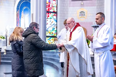 W niedzielę 11 stycznia 2026 r., na zakończenie rodzinnej Mszy Świętej o godz. 12.00, odbyło się uroczyste podsumowanie roku formacyjnego Liturgicznej Służby Ołtarza Katedry Rzeszowskiej.

Statuetkę Złotego Ministranta otrzymali Karol Kowalski oraz Dawid Pruchnicki.
Statuetkę Srebrnego Ministranta otrzymał Piotr Warzybok.
Statuetkę Brązowego Ministranta otrzymał Paweł Górka.

Wszystkim nagrodzonym serdecznie gratulujemy, a pozostałych ministrantów zachęcamy do dalszej, wytrwałej i gorliwej służby przy ołtarzu.

Serdecznie dziękujemy osobom i firmom wspierającym działalność Liturgicznej Służby Ołtarza:
– Państwu Jolancie i Sławomirowi Zawidlakom (Majstal – cięcie laserowe),
– Państwu Sylwii i Łukaszowi Kowalskim (drukowalscy.pl) za przygotowanie projektu i ufundowanie statuetek,
– Państwu Annie i Sławomirowi Wilkom (Matteo Travel – Biuro Podróży) za wsparcie finansowe, które umożliwia ministrantom nieodpłatne korzystanie z hali sportowej.

Wyrażamy wdzięczność wszystkim parafianom, którzy w uroczystość Objawienia Pańskiego zakupili „kadzidło”, wspierając w ten sposób Fundusz Ministrancki.

Dziękujemy przede wszystkim ks. Pawłowi Wójcikowi za codzienną troskę, opiekę i formację Liturgicznej Służby Ołtarza.

Zapraszamy wszystkich chłopców, którzy chcieliby dołączyć do grona Liturgicznej Służby Ołtarza. Służba przy ołtarzu to piękna droga pogłębiania wiary, nauki odpowiedzialności oraz współtworzenia piękna liturgii.

Fot. Joanna Prasoł