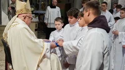 W sobotę, 15 listopada 2025 r., w Sanktuarium św. Józefa w Rzeszowie aż 205 ministrantów z całej diecezji otrzymało błogosławieństwo do pełnienia funkcji lektora. Wśród nich znalazło się dziesięciu przedstawicieli naszej parafii – 9 chłopców i 1 dorosły mężczyzna.

Podczas uroczystości Ks. Bp Kazimierz Górny przypomniał, jak odpowiedzialna jest rola tych, którzy proklamują Słowo Boże. Podkreślił, że liczy się nie tylko piękna dykcja i postawa liturgiczna, ale również godne, chrześcijańskie życie na co dzień.

Nowi lektorzy z naszej parafii to: Wojciech, Paweł, Piotr, Wojciech, Dawid, Damian, Dawid, Michał, Olaf, Aleksander.

Składamy serdeczne gratulacje nowym lektorom, ich rodzicom oraz ks. Pawłowi Wójcikowi – opiekunowi LSO! Niech zapał i gotowość do służby sprawią, że ich posługa Słowa będzie umacniać całą naszą wspólnotę.

fot. ks. Jakub Oczkowicz, Łukasz Lewandowski, Wiktor Woliński
