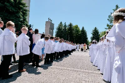 Maj to dla wielu najpiękniejszy miesiąc w roku. W liturgii Kościoła szczególnie wtedy czcimy Maryję oraz radujemy się ze Zmartwychwstania Pańskiego.
W niedzielę 12 maja w naszej Katedrze dzieci z klas III doświadczyły równie wielkiej radości po raz pierwszy w pełni uczestnicząc we Mszy Świętej. To niezwykłe spotkanie z Chrystusem w Komunii Świętej zostało poprzedzone przygotowaniem poprzez katechezy w szkole i spotkania w parafii, a także spowiedzią.
Poprzez niedzielną Eucharystie o godz. 12.00 celebrowaną przez ks. Krzysztofa Gołąbka, proboszcza naszej Katedry, 78 dzieci rozpoczęło wielką przygodę z Jezusem ukrytym w Najświętszym Sakramencie. Towarzyszyli im rodzice, którzy wraz ze swoimi dziećmi przygotowywali się do tego wydarzenia, a także najbliższa rodzina. Posługę w liturgii Mszy Świętej pełniły dzieci pierwszokomunijne oraz ich rodzice.
Wielka radość serc dzieci komunijnych promieniowała na wszystkich uczestników Mszy Świętej i przypominała zebranym na liturgii, że spotkanie z Jezusem Eucharystycznym to przywilej i wielkie szczęście. Czas tej wielkiej radości został przedłużony przez „Biały Tydzień”, w którym dzieci uczestniczyły w wieczornej Eucharystii, przyjmując Jezusa do swoich serc. 
Wszystkim dzieciom, które w tym roku przeżywały swoją Pierwszą Komunię Świętą, życzymy, aby nie gasł w nich zapał do poznawania Jezusa i Jego nauki, a radość, jaka towarzyszyła tym dniom, była nieodłączną towarzyszką ich spotkań z Jezusem w Eucharystii. A s. Julicie i ks. Julianowi dziękujemy za serce włożone w przygotowanie dzieci do tego wielkiego wydarzenia.
 
fot. Fotografia-64 Wacław Patro