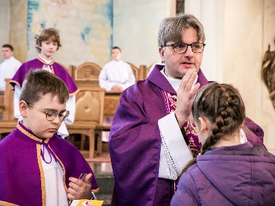 W V Niedzielę Wielkiego Postu, podczas Mszy Świętej o godz. 12:00, ks. Krzysztof Gołąbek – proboszcz naszej Katedry, przyjął do grona Liturgicznej Służby Ołtarza siedmiu nowych ministrantów.  Po odpowiednim przygotowaniu, pod czujnym okiem ks. Pawła Wójcika oraz animatorów Adama i Miłosza, chłopcy otrzymali stopień ministranta choralisty – po raz pierwszy założyli kołnierzyki i otrzymali legitymacje ministranckie. To wyjątkowy moment i ogromna radość dla naszej wspólnoty! Podczas Mszy Świętej zaśpiewała Dziewczęca Schola Katedralna. Serdecznie gratulujemy chłopcom odwagi oraz życzymy wytrwałości w tej pięknej służbie przy Ołtarzu Pana Jezusa. Jeśli chcesz dołączyć do grona ministrantów – serdecznie zapraszamy! Zainteresowanych prosimy o kontakt z ks. Pawłem Wójcikiem.
fot. Antoni Ważny