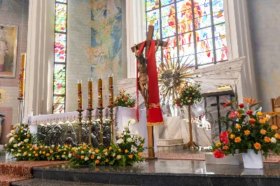 W Niedzielę Wielkanocną Mszy Świętej z procesją rezurekcyjną przewodniczył bp Edward Białogłowski.
fot. Joanna Prasoł