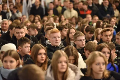 W niedzielę, 24 listopada 2024 r., w uroczystość Jezusa Chrystusa Króla Wszechświata obchodzony jest Światowy Dzień Młodzieży, a także jest to święto patronalne Akcji Katolickiej i Katolickiego Stowarzyszenia Młodzieży. Świętowanie uroczystości Jezusa Chrystusa Króla Wszechświata i 39. Światowego Dnia Młodzieży w diecezji rozpoczęła Eucharystia w katedrze rzeszowskiej, której przewodniczył bp Jan Wątroba. Eucharystię koncelebrowało 60 księży, głównie asystentów Katolickiego Stowarzyszenia Młodzieży, oddziałów Akcji Katolickiej i duszpasterzy młodzieży. W kościele katedralnym w liturgii uczestniczyło prawie 2000 młodych ludzi i kilkaset osób związanych z Akcją Katolicką. Po homilii 60 osób z różnych parafii złożyło przyrzeczenie, poprzez które zostali włączeni do Katolickiego Stowarzyszenia Młodzieży. Kandydaci, przed sztandarem KSM, wypowiedzieli słowa przysięgi: Uroczyście przyrzekam pracować nad sobą, aby móc całym życiem wiernie służyć Bogu, Kościołowi i Ojczyźnie, czynić dobro ludziom, być dobrym członkiem Katolickiego Stowarzyszenia Młodzieży. Po Eucharystii w kościele katedralnym młodzież udała się w uroczystym przemarszu ulicami miasta do Uniwersytetu Rzeszowskiego, gdzie odbywa się druga część obchodów 39. Światowego Dnia Młodzieży pod hasłem „Królewska Uczta”. fot. ks. Jakub Oczkowicz