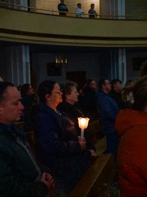 „Zaiste, godna jesteś, Matko, wszelkiej chwały, któraś między wszystkimi świętymi Najświętsze zrodziła Słowo. Od przyszłej kary wybaw nas, którzy pospołu do Ciebie wołamy: Alleluja”. Tymi słowami wychwalali Matkę Bożą zgromadzeni w rzeszowskiej katedrze w wigilię jednej z najważniejszych uroczystości w Kościele – uroczystości Niepokalanego Poczęcia Najświętszej Maryi Panny. W tym szczególnym dniu miało miejsce nabożeństwo Akatystu ku czci Bogurodzicy – jednego z najstarszych hymnów liturgicznych wychwalających Najświętszą Maryję Pannę.

Nabożeństwo zyskało szczególną rangę, gdyż wraz z wiernymi modlił się także Biskup Rzeszowski Jan Wątroba, co podkreślało doniosłość tego wydarzenia dla katedralnej wspólnoty.

Historia Akatystu sięga V wieku, a jego autorstwo przypisuje się świętemu Romanowi Pieśniarzowi. Według tradycji, święty otrzymał hymn w niezwykły sposób – miał się mu objawić we śnie Niebiański Wysłannik i wręczyć zwój z tekstem. Rankiem święty Roman wyśpiewał jego treść, a hymn ten przez wieki rozbrzmiewa ku czci Bogurodzicy. Według jednej z podań historycznych, Akatyst został po raz pierwszy wykonany 7 sierpnia 626 roku, gdy – za wstawiennictwem Maryi – miasto Konstantynopol zostało cudownie uratowane przed najazdem. Wtedy też mieszkańcy śpiewali hymn całą noc, stojąc na znak wdzięczności i czci.

Choć Akatyst wywodzi się z tradycji bizantyńskiej i jest ściśle związany z liturgią wschodnią, już w VIII wieku został przetłumaczony na łacinę, a później na wiele języków narodowych. W ten sposób trafił także do praktyki liturgicznej Kościoła Zachodniego. Współcześnie jest odmawiany i śpiewany w wielu kościołach w Polsce – zwłaszcza przy okazji uroczystości maryjnych, takich jak 8 grudnia (Niepokalane Poczęcie NMP) czy 25 marca (Zwiastowanie NMP).

Akatyst składa się z 24 zwrotek, które ułożone są według kolejnych liter alfabetu. Każda strofa wprowadza głęboką refleksję nad tajemnicą Wcielenia Słowa i rolą Maryi w planie zbawienia. Niezwykłym elementem tej modlitwy jest fakt, że każda dłuższa strofa rozpoczyna się uroczystym „Witaj”, a kończy wezwaniem „Witaj Oblubienico Dziewicza”. Ze względu na greckie znaczenie słowa akathistos („nie siedzący”), hymn wykonuje się na stojąco.

W przeddzień uroczystości Niepokalanego Poczęcia NMP wierni licznie zgromadzili się w rzeszowskiej katedrze, by wspólnie uwielbiać Tę, która została zachowana od zmazy pierworodnej. Wprowadzenia w modlitwę Akatystu dokonał ks. Julian Wybraniec, przypominając historię tego starożytnego nabożeństwa i objaśniając jego strukturę. Po uroczystej procesji wejścia, przy figurze Matki Bożej Fatimskiej, rozpoczęto modlitwę wezwaniem „O Waleczna Hetmanko”. Nabożeństwu przewodniczył ks. Karol Migut, wikariusz katedralny, a trzygłosowy śpiew poprowadziła Katedralna Schola Liturgiczna pod dyrekcją ks. Juliana Wybrańca.

Wyjątkowy klimat tej modlitwy podkreślały elementy pełne symboliki – figura Matki Bożej wielokrotnie okadzana, światła w świątyni niemal całkowicie zgaszone, a jedynym światłem stały się zapalone świece trzymane w dłoniach wiernych. Nabożeństwo zakończyło się uroczystym błogosławieństwem i rozesłaniem.

Bogactwo duchowe i teologiczne Akatystu pozwoliło uczestnikom nie tylko przygotować się do uroczystości Niepokalanego Poczęcia, ale także pogłębić refleksję nad rolą Maryi w Boskim planie zbawienia. Wyszeptane i uniesione modlitwy pomogły wiernym dostrzec, że Maryja jest Przewodniczką na drodze przygotowania do przyjścia Zbawiciela – zarówno w nadchodzącego Bożego Narodzenia, jak i w oczekiwanym powtórnym przyjściu Chrystusa na ziemię.

Niech ta modlitwa, odwieczna w swojej treści i dziś odżywająca przez wspólne uczestnictwo, pogłębi w nas wiarę, nadzieję i miłość – zwłaszcza w czasie Adwentu.

Angelika Karnasiewicz, fot. Antoni Ważny