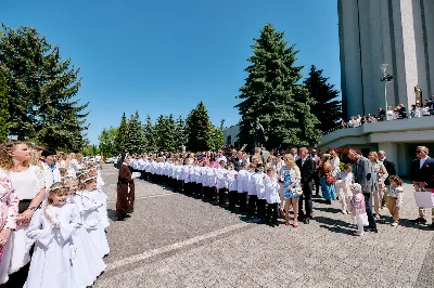 Maj to dla wielu najpiękniejszy miesiąc w roku. W liturgii Kościoła szczególnie wtedy czcimy Maryję oraz radujemy się ze Zmartwychwstania Pańskiego.
W niedzielę 12 maja w naszej Katedrze dzieci z klas III doświadczyły równie wielkiej radości po raz pierwszy w pełni uczestnicząc we Mszy Świętej. To niezwykłe spotkanie z Chrystusem w Komunii Świętej zostało poprzedzone przygotowaniem poprzez katechezy w szkole i spotkania w parafii, a także spowiedzią.
Poprzez niedzielną Eucharystie o godz. 12.00 celebrowaną przez ks. Krzysztofa Gołąbka, proboszcza naszej Katedry, 78 dzieci rozpoczęło wielką przygodę z Jezusem ukrytym w Najświętszym Sakramencie. Towarzyszyli im rodzice, którzy wraz ze swoimi dziećmi przygotowywali się do tego wydarzenia, a także najbliższa rodzina. Posługę w liturgii Mszy Świętej pełniły dzieci pierwszokomunijne oraz ich rodzice.
Wielka radość serc dzieci komunijnych promieniowała na wszystkich uczestników Mszy Świętej i przypominała zebranym na liturgii, że spotkanie z Jezusem Eucharystycznym to przywilej i wielkie szczęście. Czas tej wielkiej radości został przedłużony przez „Biały Tydzień”, w którym dzieci uczestniczyły w wieczornej Eucharystii, przyjmując Jezusa do swoich serc. 
Wszystkim dzieciom, które w tym roku przeżywały swoją Pierwszą Komunię Świętą, życzymy, aby nie gasł w nich zapał do poznawania Jezusa i Jego nauki, a radość, jaka towarzyszyła tym dniom, była nieodłączną towarzyszką ich spotkań z Jezusem w Eucharystii. A s. Julicie i ks. Julianowi dziękujemy za serce włożone w przygotowanie dzieci do tego wielkiego wydarzenia.
 
fot. Fotografia-64 Wacław Patro