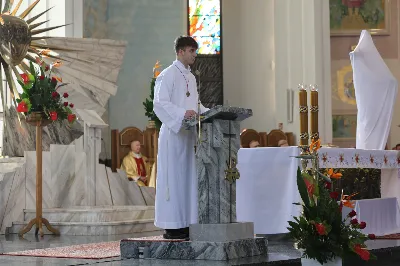 „Eucharystia powinna nas prowadzić do odkrycia kapłańskiej misji Ludu Bożego, kapłańskiej misji każdego z nas” – powiedział Biskup Rzeszowski podczas Mszy Wieczerzy Pańskiej, której przewodniczył w katedrze rzeszowskiej w Wielki Czwartek, 2 kwietnia 2026 r.

Podczas uroczystej liturgii Wielkiego Czwartku w katedrze rzeszowskiej, której przewodniczył bp Jan Wątroba, wierni zostali zaproszeni do refleksji nad tajemnicą Eucharystii, kapłaństwa oraz powołania całego Ludu Bożego do udziału w misji Chrystusa. Na zakończenie homilii biskup zachęcił do szczególnej modlitwy za kapłanów, zwłaszcza tych przeżywających trudności i kryzysy. „Panie Jezu, dobry pasterzu i towarzyszu wędrówki, dziś powierzamy Ci wszystkich kapłanów, ale zwłaszcza tych, którzy przechodzą chwilę kryzysu” – powiedział Biskup Rzeszowski. Wezwał także wspólnotę wiernych do troski o kapłanów poprzez modlitwę, życzliwość i wsparcie.

Wielkoczwartkowa liturgia w katedrze rzeszowskiej stała się nie tylko dziękczynieniem za dar Eucharystii i kapłaństwa, ale także wezwaniem do odnowienia świadomości odpowiedzialności każdego wiernego za życie Kościoła i świadectwo wiary w świecie. fot. ks. Jakub Oczkowicz