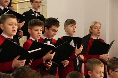 W drugi dzień oktawy Narodzenia Pańskiego o godz. 12.00 w Rzeszowskiej Katedrze została odprawiona uroczysta Eucharystia ku czci św. Szczepana, pierwszego męczennika oraz odbyło się spotkanie opłatkowe Katedralnego Chóru Chłopięco-Męskiego „Pueri Cantores Resovienses”. Eucharystii przewodniczył bp Edward Białogłowski – biskupa pomocniczy senior, a w koncelebrze uczestniczyli ks. Krzysztof Gołąbek – prepozyt kapituły katedralnej i proboszcz Katedry oraz ks. Paweł Matuszewski – notariusz rzeszowskiej Kurii. Kolędy podczas liturgii wykonał Katedralny Chór Chłopięco-Męski „Pueri Cantores Resovienses” pod dyrekcją pani Aleksandry Fiołek-Matuszewskiej. Po Eucharystii, w sali papieskiej odbyło się spotkanie opłatkowe katedralnego chóru. Życzenia błogosławieństwa Bożego od Nowonarodzonego Chrystusa złożył bp Edward Białogłowski. W tradycyjnym przełamaniu opłatkiem, oprócz koncelebrujących Mszę Świętą księży, uczestniczyli: pani Aleksandra Fiołek-Matuszewska – dyrygent chóru, pan Ryszard Bieniek – prezes chóru, ks. Julian Wybraniec, duszpasterz chóru z ramienia Biskupa Rzeszowskiego Jana Wątroby, członkowie zarządu chóru oraz rodzice chórzystów. Fot. Patrycja Pelczar Reszko