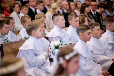 Maj to dla wielu najpiękniejszy miesiąc w roku. W liturgii Kościoła szczególnie wtedy czcimy Maryję oraz radujemy się ze Zmartwychwstania Pańskiego.
W niedzielę 12 maja w naszej Katedrze dzieci z klas III doświadczyły równie wielkiej radości po raz pierwszy w pełni uczestnicząc we Mszy Świętej. To niezwykłe spotkanie z Chrystusem w Komunii Świętej zostało poprzedzone przygotowaniem poprzez katechezy w szkole i spotkania w parafii, a także spowiedzią.
Poprzez niedzielną Eucharystie o godz. 12.00 celebrowaną przez ks. Krzysztofa Gołąbka, proboszcza naszej Katedry, 78 dzieci rozpoczęło wielką przygodę z Jezusem ukrytym w Najświętszym Sakramencie. Towarzyszyli im rodzice, którzy wraz ze swoimi dziećmi przygotowywali się do tego wydarzenia, a także najbliższa rodzina. Posługę w liturgii Mszy Świętej pełniły dzieci pierwszokomunijne oraz ich rodzice.
Wielka radość serc dzieci komunijnych promieniowała na wszystkich uczestników Mszy Świętej i przypominała zebranym na liturgii, że spotkanie z Jezusem Eucharystycznym to przywilej i wielkie szczęście. Czas tej wielkiej radości został przedłużony przez „Biały Tydzień”, w którym dzieci uczestniczyły w wieczornej Eucharystii, przyjmując Jezusa do swoich serc. 
Wszystkim dzieciom, które w tym roku przeżywały swoją Pierwszą Komunię Świętą, życzymy, aby nie gasł w nich zapał do poznawania Jezusa i Jego nauki, a radość, jaka towarzyszyła tym dniom, była nieodłączną towarzyszką ich spotkań z Jezusem w Eucharystii. A s. Julicie i ks. Julianowi dziękujemy za serce włożone w przygotowanie dzieci do tego wielkiego wydarzenia.
 
fot. Fotografia-64 Wacław Patro