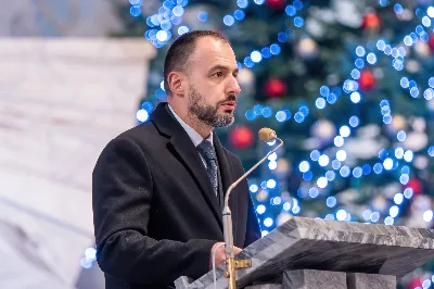 W wigilię uroczystości Bożego Narodzenia w rzeszowskiej katedrze została odprawiona tzw. Msza pasterzy, popularnie zwana „Pasterką”. Uroczystej Eucharystii na rozpoczęcie liturgicznego okresu Bożego Narodzenia przewodniczył bp Jan Wątroba, Pasterz Diecezji Rzeszowskiej. Po procesji wejścia, ks. Krzysztof Gołąbek, proboszcz parafii katedralnej, złożył figurkę Dzieciątka Jezus w symbolicznym żłóbku. Liturgia Słowa podkreślała radość z narodzenia oczekiwanego Mesjasza: „Dziś się narodził Chrystus Pan, Zbawiciel”. Homilię wygłosił bp Jan Wątroba. Na zakończenie uroczystej Eucharystii ks. Krzysztof Gołąbek złożył świąteczne życzenia wszystkim obecnym w katedrze oraz radiosłuchaczom Katolickiego Radia VIA. fot. Joanna Prasoł