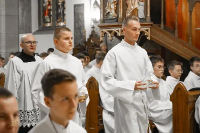 W sobotę, 15 listopada 2025 r., w Sanktuarium św. Józefa w Rzeszowie aż 205 ministrantów z całej diecezji otrzymało błogosławieństwo do pełnienia funkcji lektora. Wśród nich znalazło się dziesięciu przedstawicieli naszej parafii – 9 chłopców i 1 dorosły mężczyzna.

Podczas uroczystości Ks. Bp Kazimierz Górny przypomniał, jak odpowiedzialna jest rola tych, którzy proklamują Słowo Boże. Podkreślił, że liczy się nie tylko piękna dykcja i postawa liturgiczna, ale również godne, chrześcijańskie życie na co dzień.

Nowi lektorzy z naszej parafii to: Wojciech, Paweł, Piotr, Wojciech, Dawid, Damian, Dawid, Michał, Olaf, Aleksander.

Składamy serdeczne gratulacje nowym lektorom, ich rodzicom oraz ks. Pawłowi Wójcikowi – opiekunowi LSO! Niech zapał i gotowość do służby sprawią, że ich posługa Słowa będzie umacniać całą naszą wspólnotę.

fot. ks. Jakub Oczkowicz, Łukasz Lewandowski, Wiktor Woliński