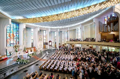 Maj to dla wielu najpiękniejszy miesiąc w roku. W liturgii Kościoła szczególnie wtedy czcimy Maryję oraz radujemy się ze Zmartwychwstania Pańskiego.
W niedzielę 12 maja w naszej Katedrze dzieci z klas III doświadczyły równie wielkiej radości po raz pierwszy w pełni uczestnicząc we Mszy Świętej. To niezwykłe spotkanie z Chrystusem w Komunii Świętej zostało poprzedzone przygotowaniem poprzez katechezy w szkole i spotkania w parafii, a także spowiedzią.
Poprzez niedzielną Eucharystie o godz. 12.00 celebrowaną przez ks. Krzysztofa Gołąbka, proboszcza naszej Katedry, 78 dzieci rozpoczęło wielką przygodę z Jezusem ukrytym w Najświętszym Sakramencie. Towarzyszyli im rodzice, którzy wraz ze swoimi dziećmi przygotowywali się do tego wydarzenia, a także najbliższa rodzina. Posługę w liturgii Mszy Świętej pełniły dzieci pierwszokomunijne oraz ich rodzice.
Wielka radość serc dzieci komunijnych promieniowała na wszystkich uczestników Mszy Świętej i przypominała zebranym na liturgii, że spotkanie z Jezusem Eucharystycznym to przywilej i wielkie szczęście. Czas tej wielkiej radości został przedłużony przez „Biały Tydzień”, w którym dzieci uczestniczyły w wieczornej Eucharystii, przyjmując Jezusa do swoich serc. 
Wszystkim dzieciom, które w tym roku przeżywały swoją Pierwszą Komunię Świętą, życzymy, aby nie gasł w nich zapał do poznawania Jezusa i Jego nauki, a radość, jaka towarzyszyła tym dniom, była nieodłączną towarzyszką ich spotkań z Jezusem w Eucharystii. A s. Julicie i ks. Julianowi dziękujemy za serce włożone w przygotowanie dzieci do tego wielkiego wydarzenia.
 
fot. Fotografia-64 Wacław Patro