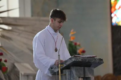 „Eucharystia powinna nas prowadzić do odkrycia kapłańskiej misji Ludu Bożego, kapłańskiej misji każdego z nas” – powiedział Biskup Rzeszowski podczas Mszy Wieczerzy Pańskiej, której przewodniczył w katedrze rzeszowskiej w Wielki Czwartek, 2 kwietnia 2026 r.

Podczas uroczystej liturgii Wielkiego Czwartku w katedrze rzeszowskiej, której przewodniczył bp Jan Wątroba, wierni zostali zaproszeni do refleksji nad tajemnicą Eucharystii, kapłaństwa oraz powołania całego Ludu Bożego do udziału w misji Chrystusa. Na zakończenie homilii biskup zachęcił do szczególnej modlitwy za kapłanów, zwłaszcza tych przeżywających trudności i kryzysy. „Panie Jezu, dobry pasterzu i towarzyszu wędrówki, dziś powierzamy Ci wszystkich kapłanów, ale zwłaszcza tych, którzy przechodzą chwilę kryzysu” – powiedział Biskup Rzeszowski. Wezwał także wspólnotę wiernych do troski o kapłanów poprzez modlitwę, życzliwość i wsparcie.

Wielkoczwartkowa liturgia w katedrze rzeszowskiej stała się nie tylko dziękczynieniem za dar Eucharystii i kapłaństwa, ale także wezwaniem do odnowienia świadomości odpowiedzialności każdego wiernego za życie Kościoła i świadectwo wiary w świecie. fot. ks. Jakub Oczkowicz