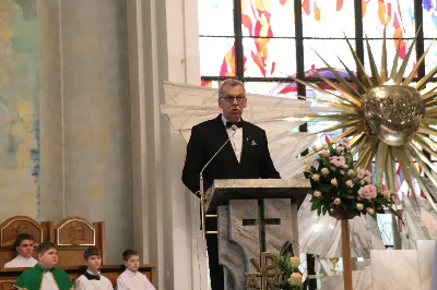 W niedzielę, 16 listopada, w Katedrze pw. Najświętszego Serca Pana Jezusa w Rzeszowie odbyła się uroczysta Msza Święta z okazji jubileuszu 40-lecia Katedralnego Chóru Chłopięco-Męskiego „Pueri Cantores Resovienses”. Eucharystii przewodniczył ks. Krzysztof Gołąbek, proboszcz Katedry.

Pod batutą Aleksandry Fiołek-Matuszewskiej oraz chórzysty Marcelego Kyca chór wykonał kilka utworów ze swojego repertuaru, wypełniając Katedrę pięknem muzyki sakralnej.

Wyjątkowym momentem było przyjęcie dziesięciu chłopców do grona chórzystów. W asyście prezesa chóru, Ryszarda Bieńka, młodzi śpiewacy złożyli uroczyste przyrzeczenie godnego reprezentowania chóru, Katedry Rzeszowskiej i miasta.

Radość przeżywały także dzieci przygotowujące się do I Komunii Świętej, które podczas Mszy Świętej otrzymały swoje pierwsze modlitewniki. W homilii ks. Julian Wybraniec, duszpasterz chóru z ramienia bpa Jana Wątroby, przypomniał o znaczeniu modlitewnika w życiu każdego chrześcijanina.

Przed nami kolejna uroczystość! Już 24 listopada o godz. 18.00 w Instytucie Teologiczno-Pastoralnym w Rzeszowie odbędzie się wyjątkowy koncert jubileuszowy. 

fot. Patrycja Pelczar Reszko