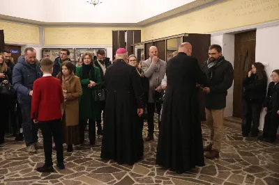 W drugi dzień oktawy Narodzenia Pańskiego o godz. 12.00 w Rzeszowskiej Katedrze została odprawiona uroczysta Eucharystia ku czci św. Szczepana, pierwszego męczennika oraz odbyło się spotkanie opłatkowe Katedralnego Chóru Chłopięco-Męskiego „Pueri Cantores Resovienses”. Eucharystii przewodniczył bp Edward Białogłowski – biskupa pomocniczy senior, a w koncelebrze uczestniczyli ks. Krzysztof Gołąbek – prepozyt kapituły katedralnej i proboszcz Katedry oraz ks. Paweł Matuszewski – notariusz rzeszowskiej Kurii. Kolędy podczas liturgii wykonał Katedralny Chór Chłopięco-Męski „Pueri Cantores Resovienses” pod dyrekcją pani Aleksandry Fiołek-Matuszewskiej. Po Eucharystii, w sali papieskiej odbyło się spotkanie opłatkowe katedralnego chóru. Życzenia błogosławieństwa Bożego od Nowonarodzonego Chrystusa złożył bp Edward Białogłowski. W tradycyjnym przełamaniu opłatkiem, oprócz koncelebrujących Mszę Świętą księży, uczestniczyli: pani Aleksandra Fiołek-Matuszewska – dyrygent chóru, pan Ryszard Bieniek – prezes chóru, ks. Julian Wybraniec, duszpasterz chóru z ramienia Biskupa Rzeszowskiego Jana Wątroby, członkowie zarządu chóru oraz rodzice chórzystów. Fot. Patrycja Pelczar Reszko